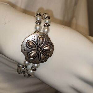 Beautiful vintage pearl & silvertone bead stretch bracelet